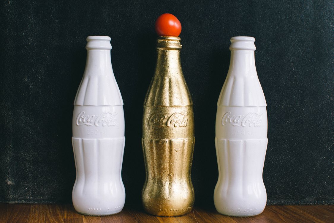 gratis Drie Witte En Koperen Coca Cola Flessen Stockfoto