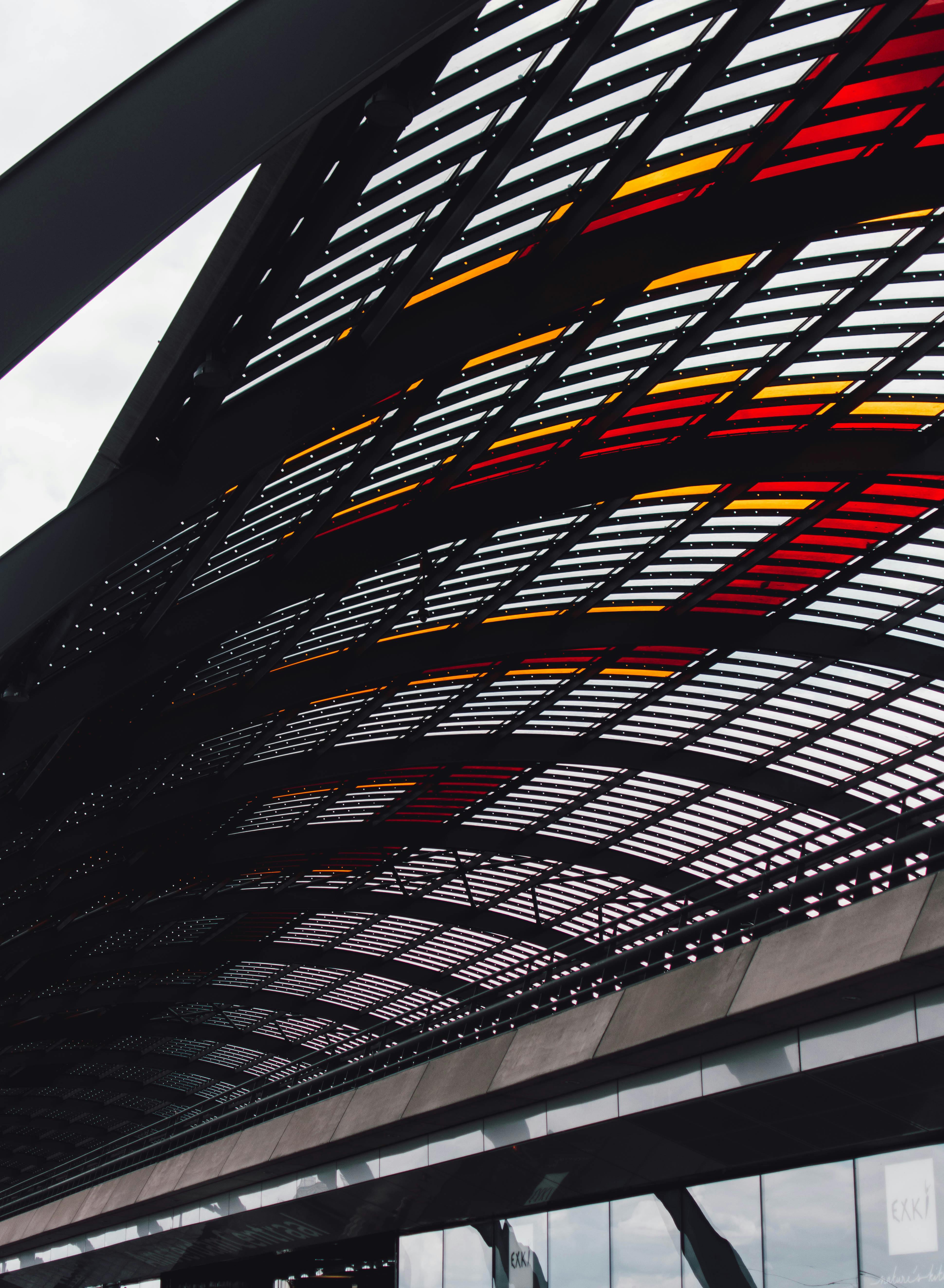 阿姆斯特丹的现代建筑屋顶以玻璃面板和几何图案为设计特色