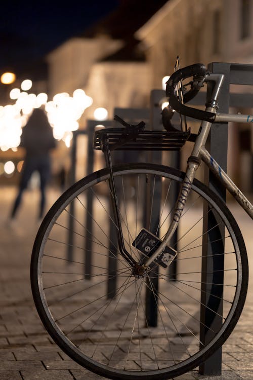 Gratis Immagine gratuita di bici da corsa, lampioni, parcheggiato Foto a disposizione
