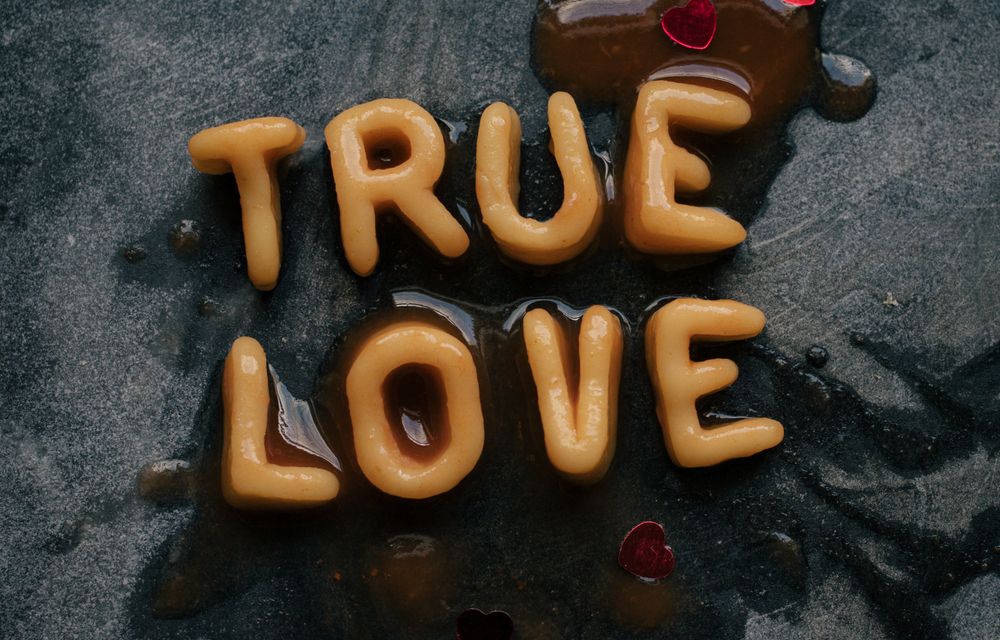 Online dating: starting a conversation on a niche platform
