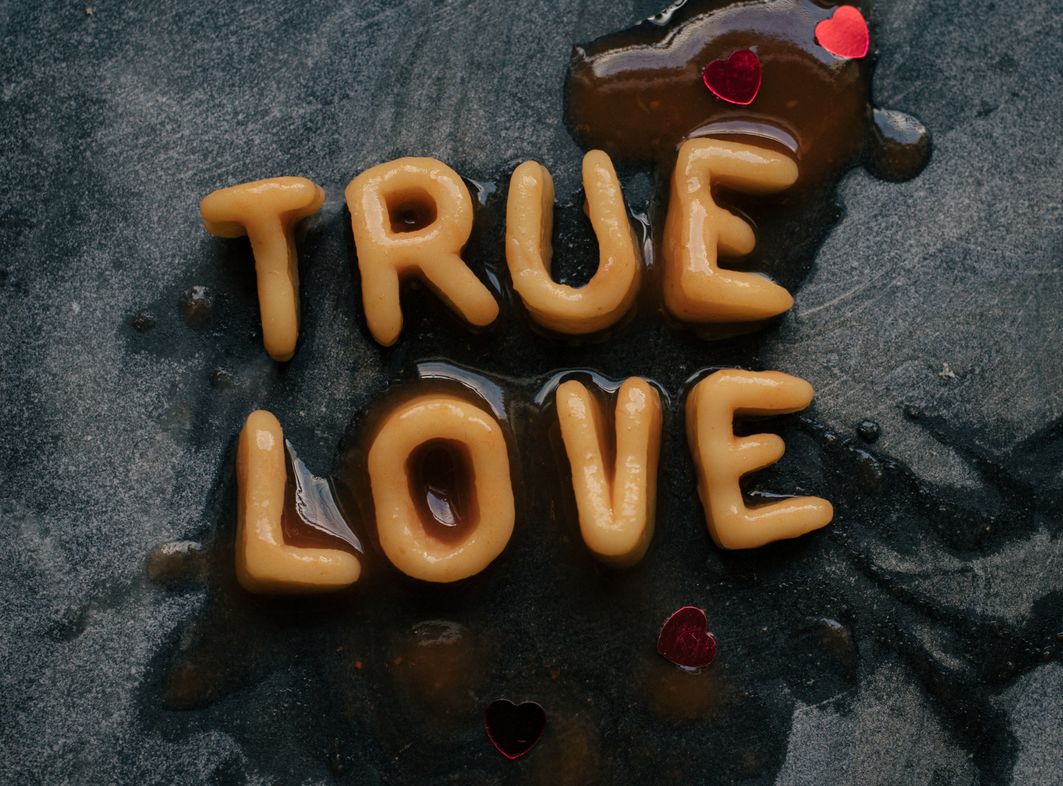 Online dating: starting a conversation on a niche platform