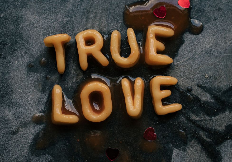 Online dating: starting a conversation on a niche platform