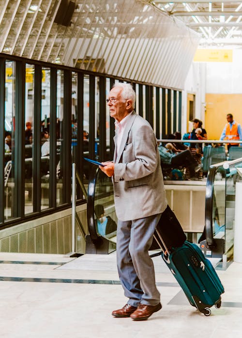 Gratis stockfoto met bejaarde man, lopen, reizen
