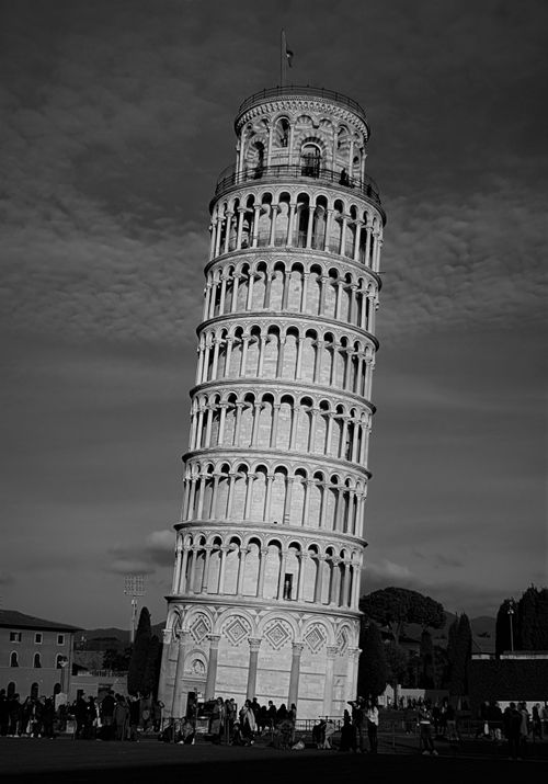 Free A grayscale photo capturing the iconic Leaning Tower of Pisa with tourists around. Stock Photo