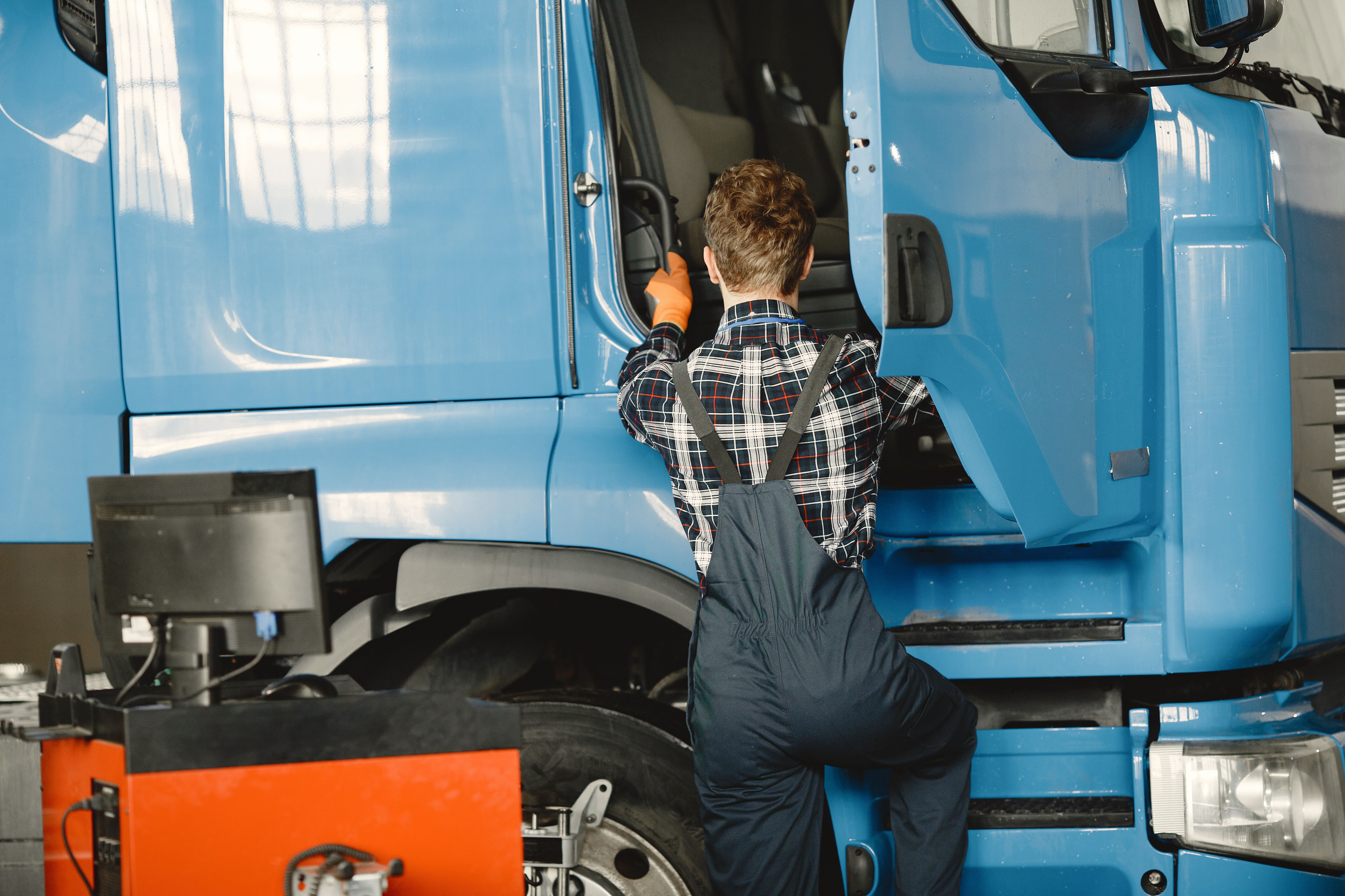 Inspector revisando un truck comercial de cerca — como lo hace el oficial DOT