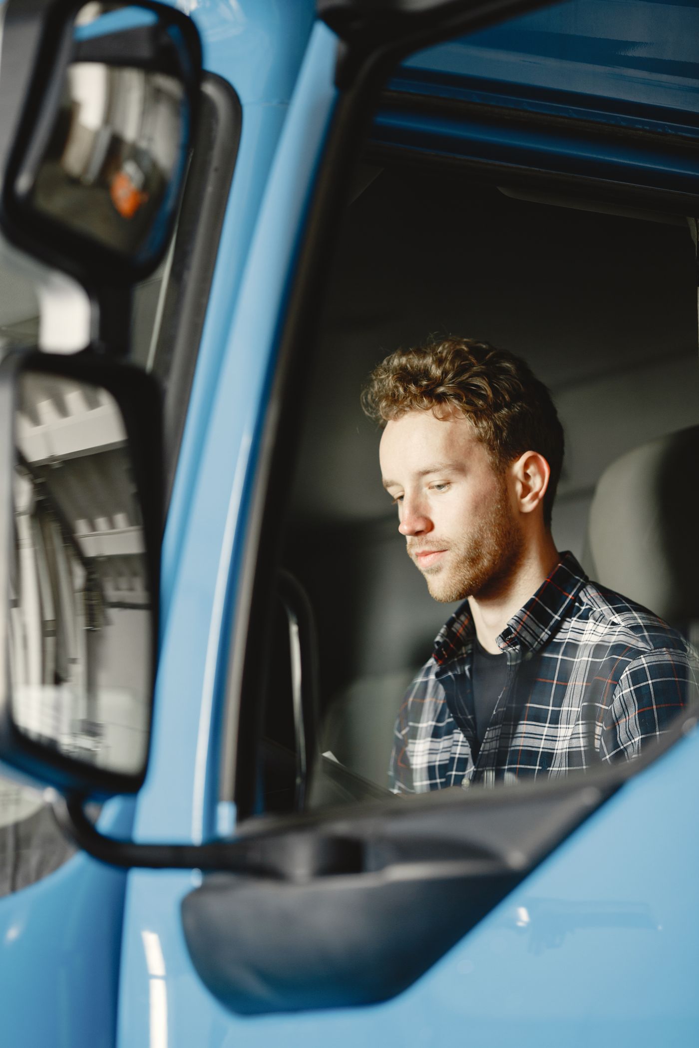 Conducteur professionnel installé dans la cabine d'un camion