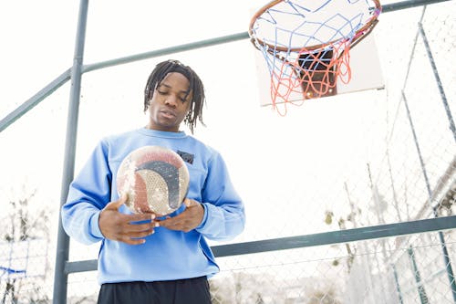 Kostenloses Stock Foto zu afroamerikanischer mann, ball, basketball