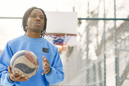 Kostenloses Stock Foto zu afroamerikanischer mann, ball, basketball