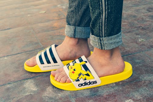 Бесплатное стоковое фото с Adidas, желтый, сандалии