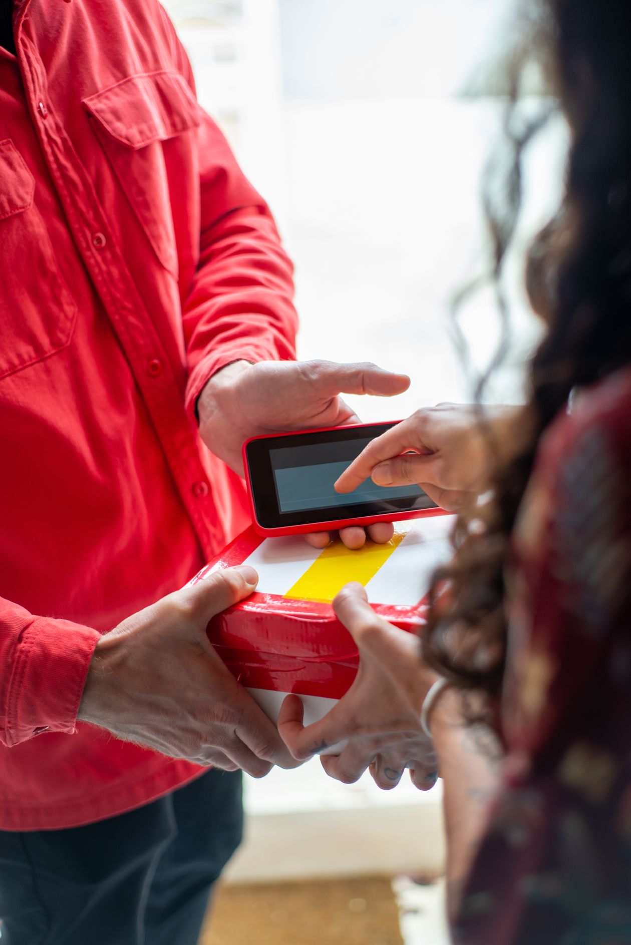 Customer confirming a package exchange with a delivery courier