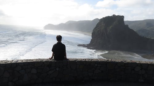 Ragazzo Seduto Sul Muro