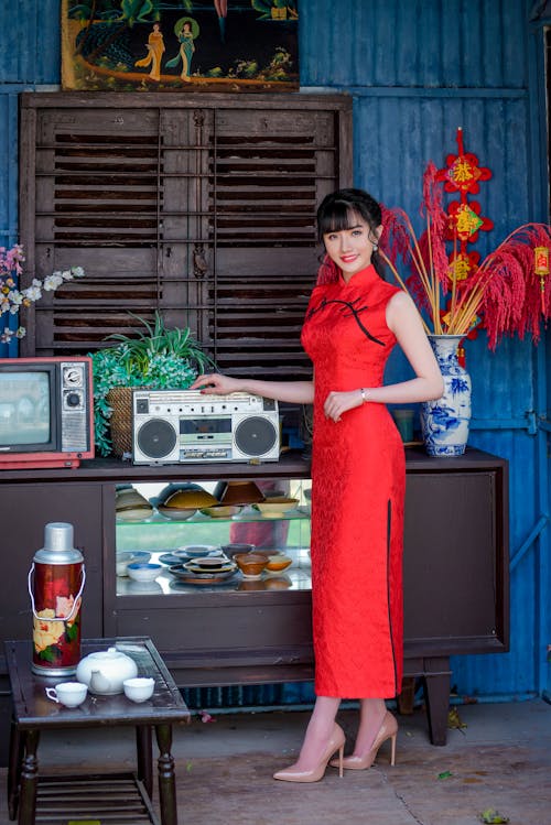 Gratis stockfoto met Aziatische vrouw, cassettespeler, cheongsam