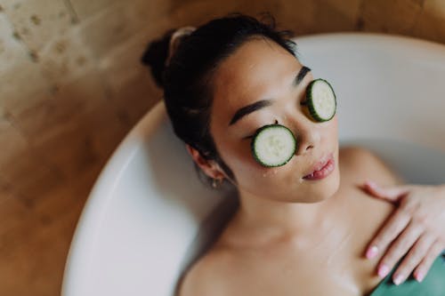 Gratis stockfoto met Aziatische vrouw, badkamer, badkuip