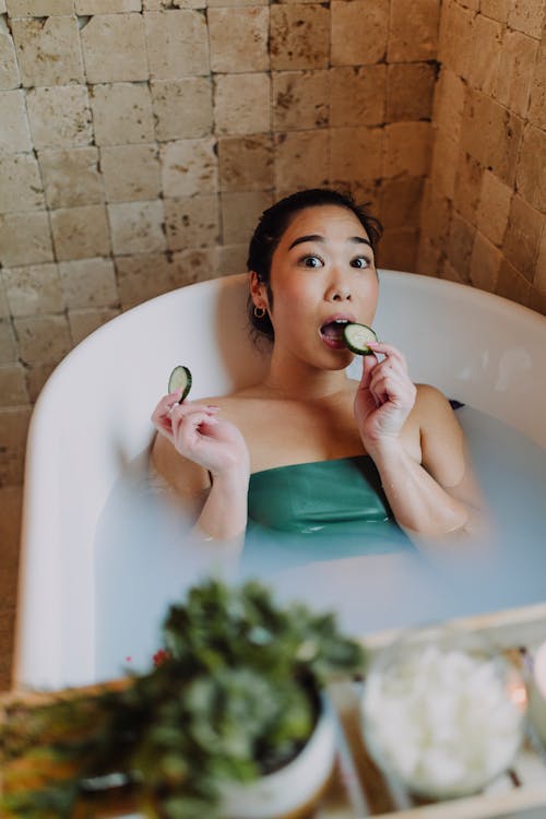 Kostenloses Stock Foto zu asiatische frau, baden, badewanne