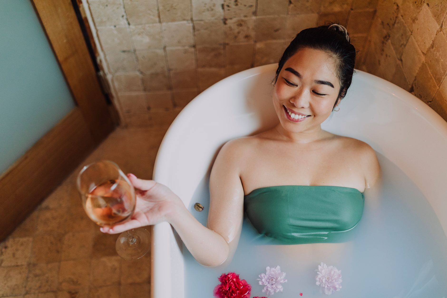 Tắm bồn nước ấm là liệu pháp tuyệt vời cho các cung Nước.