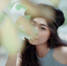 时尚女性肖像融入自然元素，搭配别致的黑色贝雷帽，令她的目光更显神秘