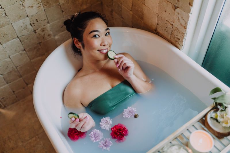 亞裔女性在花瓣浴中享受自我護理時光