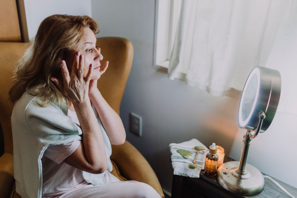 Mujer realizando masaje facial