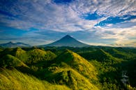 菲律宾比科尔翠绿山丘中的马荣火山景色美丽