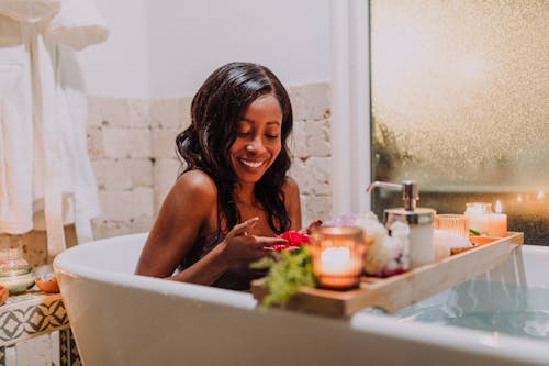 afrikalı-amerikalı kadın, ahşap, banyo almak içeren Ücretsiz stok fotoğraf