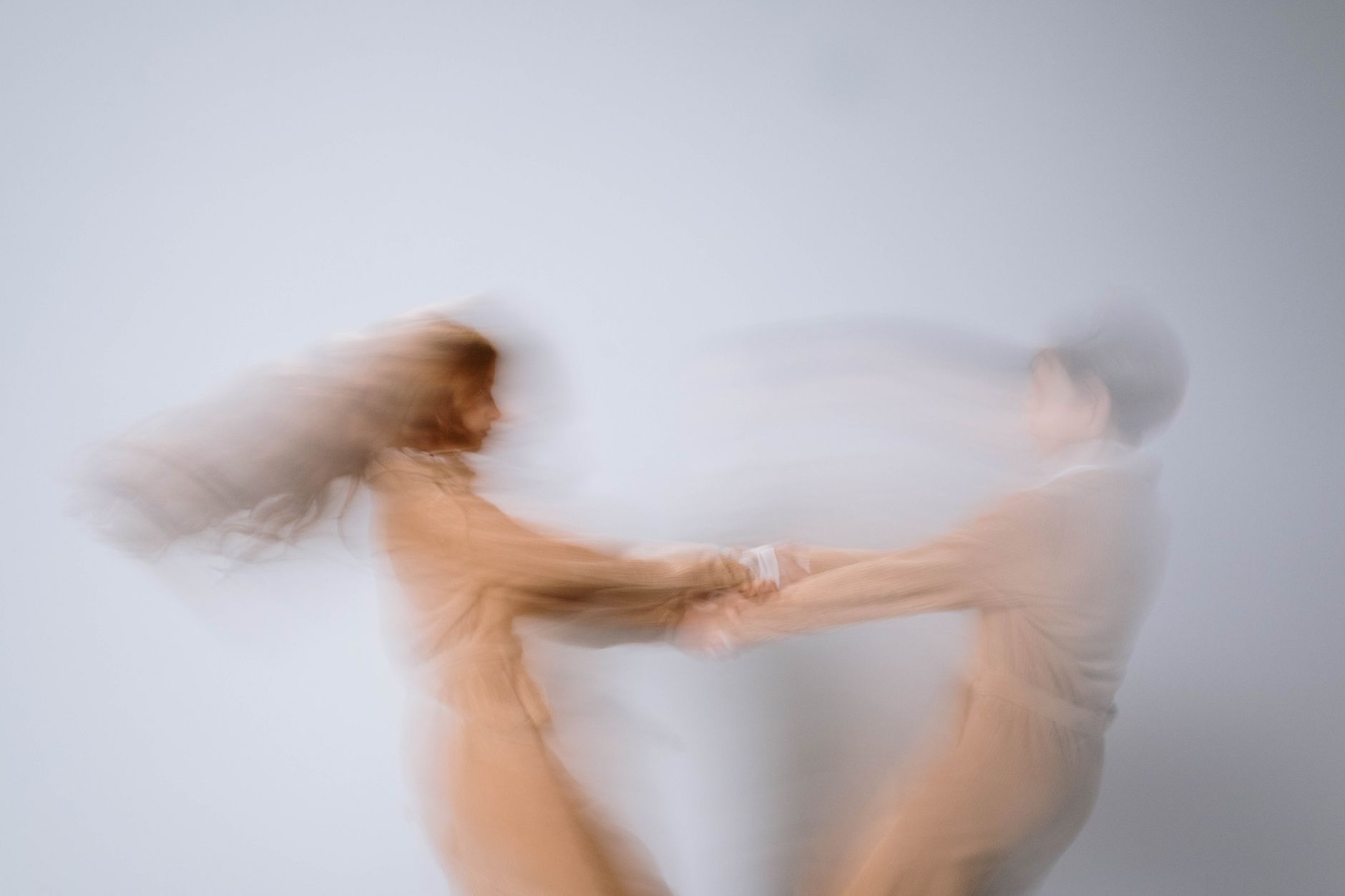 다자녀 에너지바우처 2025 신청 총정리 3 Abstract image of two children in motion, holding hands and dancing, creating a dreamy, dynamic effect.