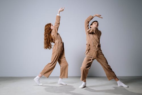 Kostnadsfri bild av bruna overaller, dans, dansare