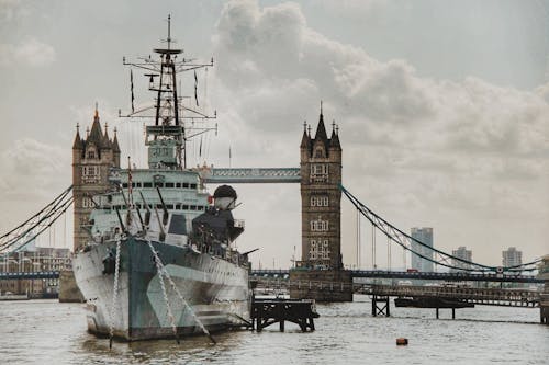 Kostenlos Schiff Segelt Auf Der Tower Bridge Stock-Foto