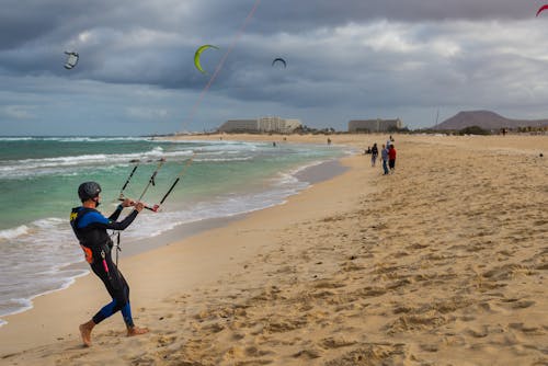 Fotobanka s bezplatnými fotkami na tému dobrodružstvo, kite surfing, morský breh