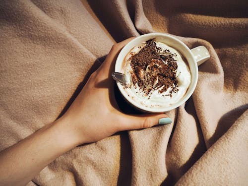 bağımlılık, battaniye, cappuccino içeren Ücretsiz stok fotoğraf