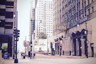 芝加哥市中心以标志性的摩天大楼和繁华的城市生活为特色，展现出充满活力的城市街景