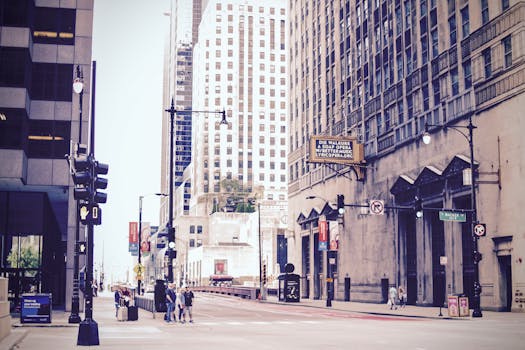 芝加哥市中心以标志性的摩天大楼和繁华的城市生活为特色，展现出充满活力的城市街景