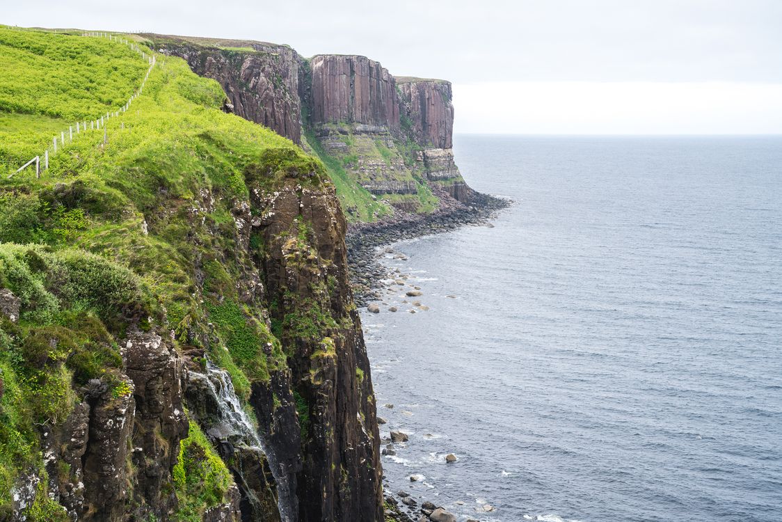 Green Rocky Coast and Horizon over Sea · Free Stock Photo