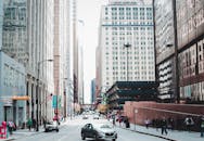 城市街景充满活力，摩天大楼高耸，行人熙熙攘攘