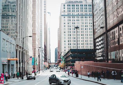 城市街景充满活力，摩天大楼高耸，行人熙熙攘攘