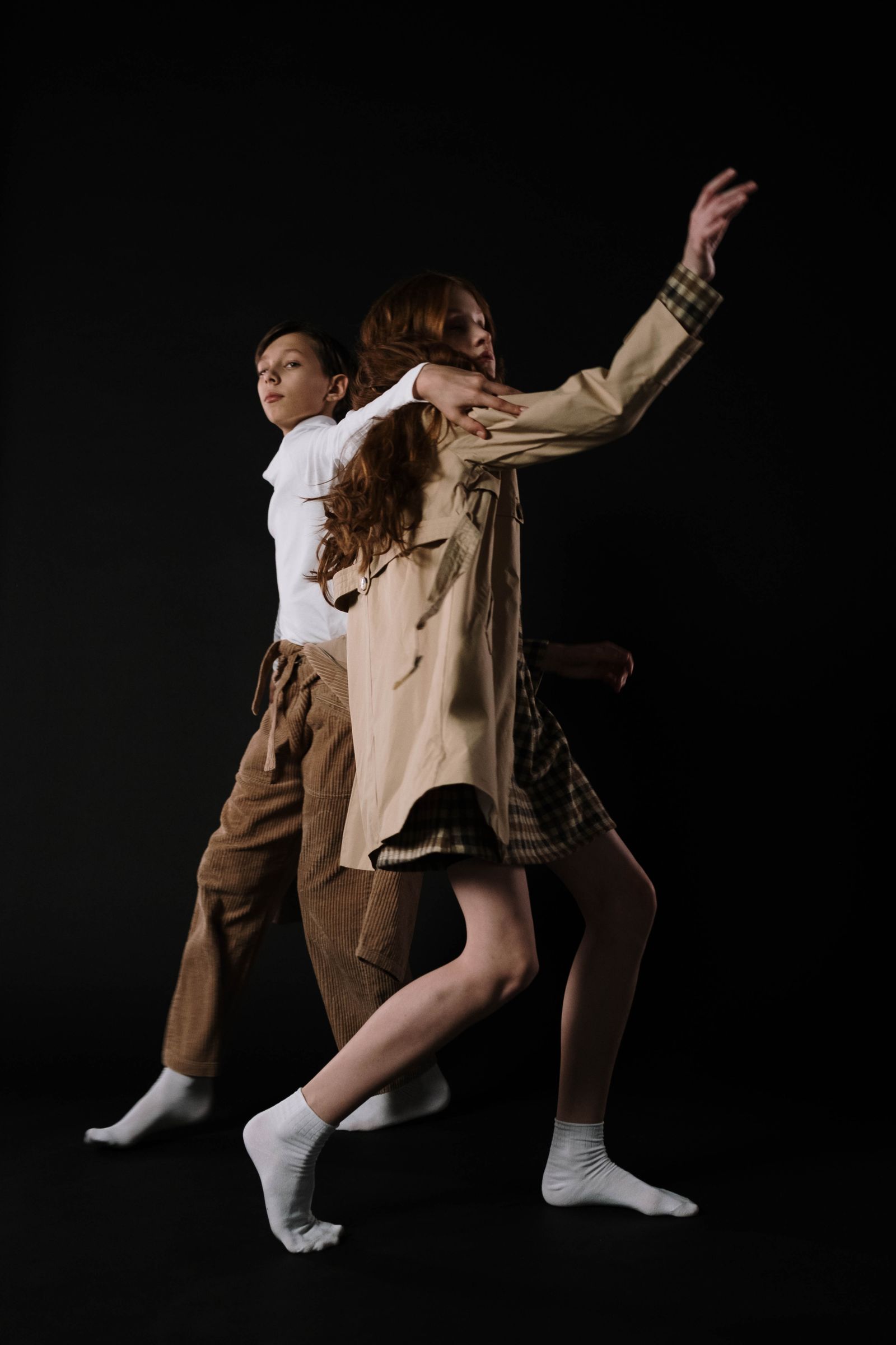Deux adolescents en mouvement dans un studio