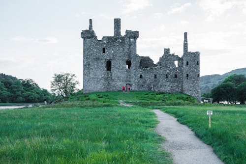 Free Path to Ruins of Kilchurn Castle Stock Photo