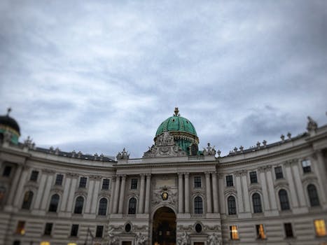 在变幻莫测的天空下，捕捉维也纳霍夫堡宫宏伟的圆顶