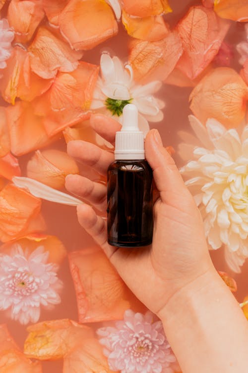 Foto stok gratis aromaterapi, botol, bunga-bunga