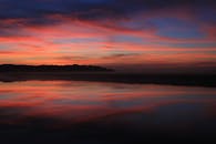 湖面上宁静的日落色彩缤纷，营造出宁静的自然景观