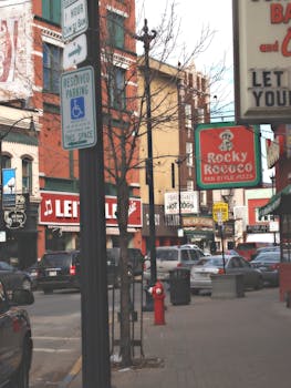 这条充满活力的城市街道描绘了商店、停放的车辆和标牌