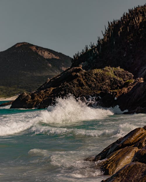 dağ, dalgalar, deniz içeren Ücretsiz stok fotoğraf