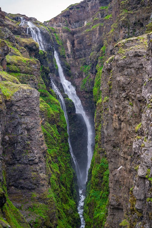 бесплатная Бесплатное стоковое фото с вертикальный выстрел, водопады, гора Стоковое фото