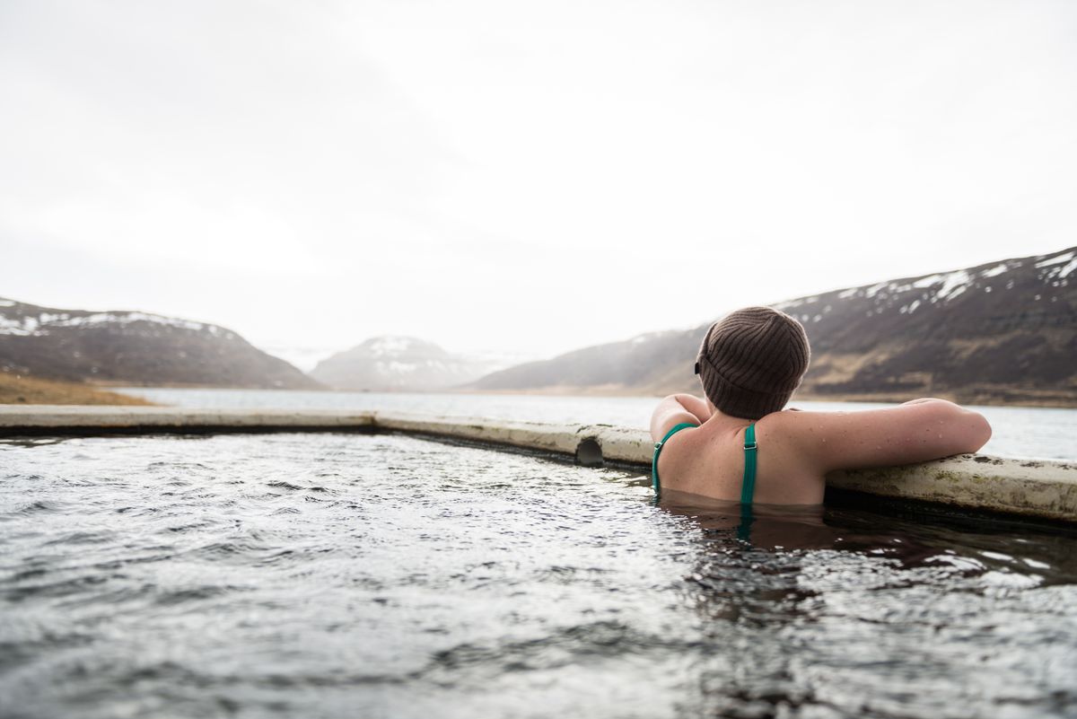 Relax in una piscina termale circondata da montagne innevate
