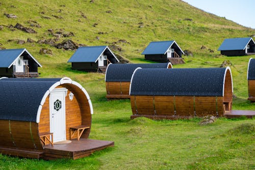 Foto profissional grátis de cabanas, colina, de madeira