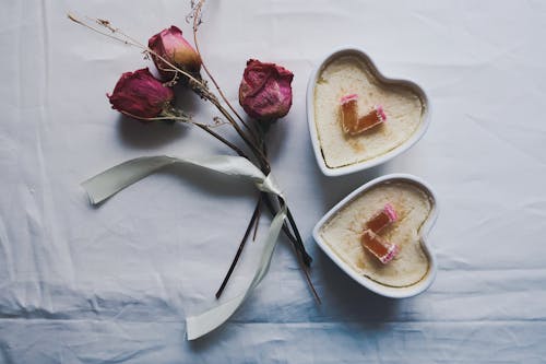 Gratis arkivbilde med bånd, blomsterbukett, dessert