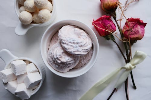 Fotobanka s bezplatnými fotkami na tému biele pozadie, dezerty, flatlay