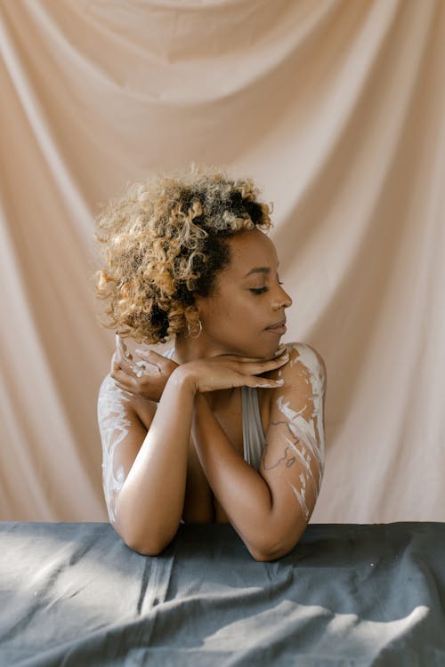 afrikalı-amerikalı kadın, afro saç, çene üzerinde el içeren Ücretsiz stok fotoğraf