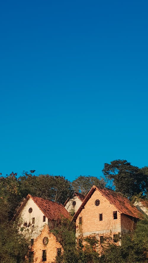 Free Brown House Under the Blue Sky Stock Photo