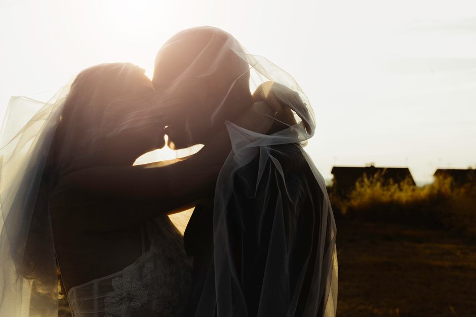 Golden Hour vs. Blue Hour: Unlock the Magic of Your Wedding Portrait Timing
