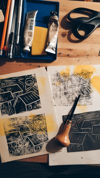 Lino cuts and carving tools on a workbench, by Inga Seliverstova on Pexels